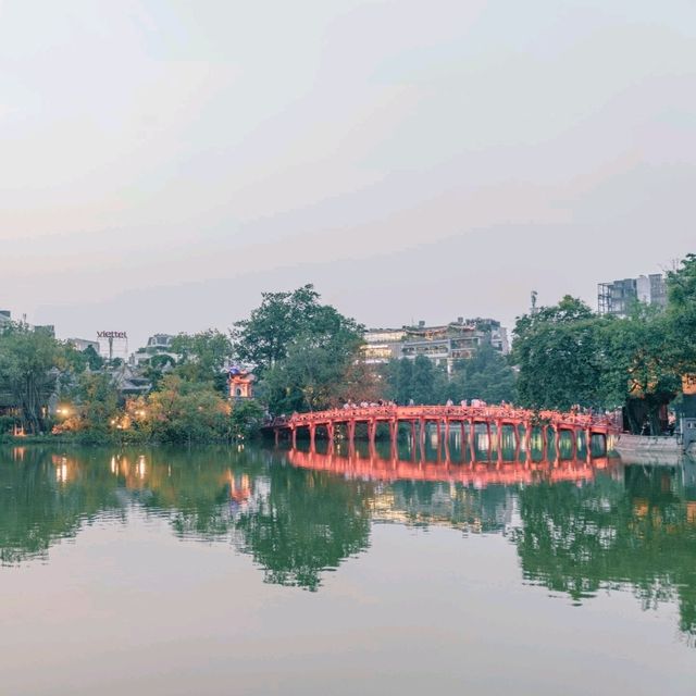 조용함과 화려함을 다 가진 호안끼엠 호수