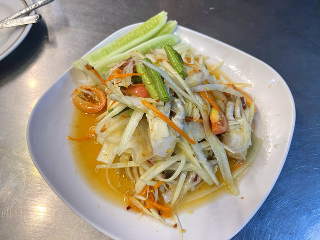 “ริมเขื่อนซีฟู้ด” ร้านอาหารทะเลเจ้าเก่าปากน้ำ