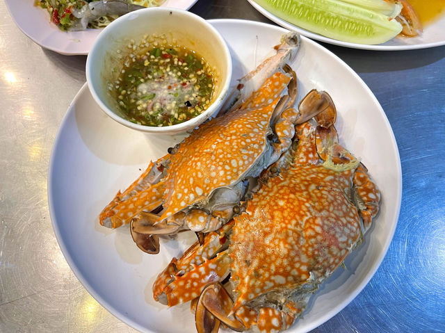 “ริมเขื่อนซีฟู้ด” ร้านอาหารทะเลเจ้าเก่าปากน้ำ