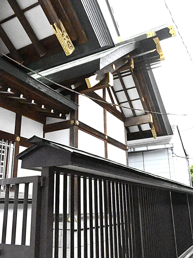 【下染屋神明社/東京都】交通量の多い道路に面している