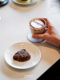 นั่งจิบชาและทานขนมชิลๆ ที่ Oort Cloud Tea Room