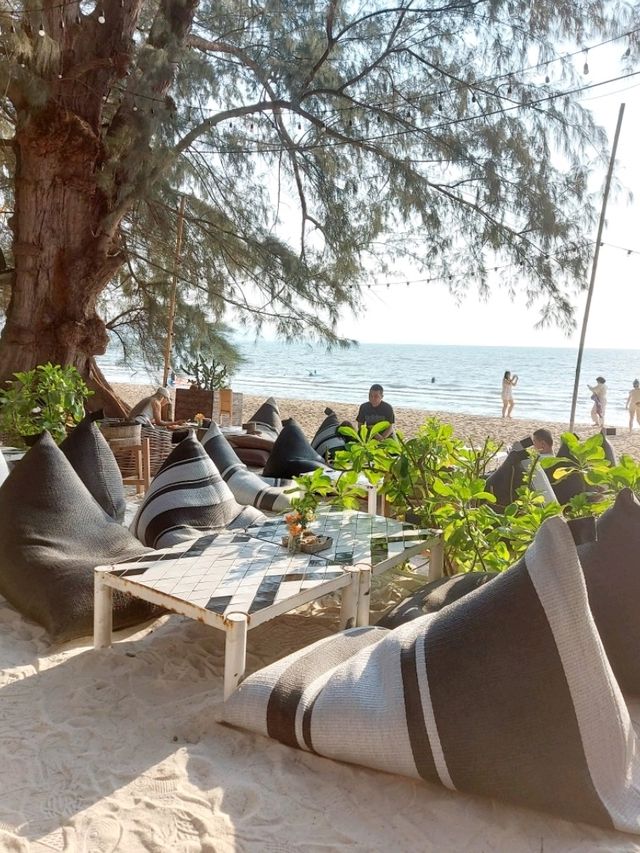 คาเฟ่ริมหาด CAVE BEACH CLUB