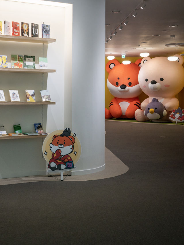 여행자들의 도서관이라는 컨셉으로 재탄생한”청와대 사랑채“