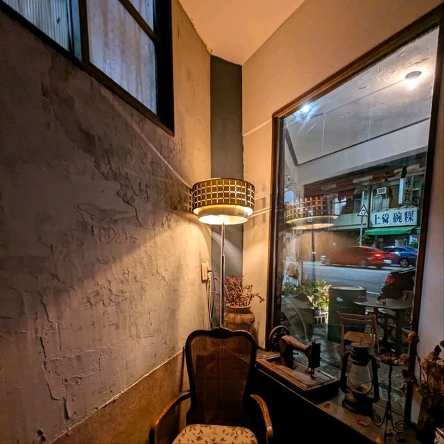 台南-深夜三角老宅裡的酒吧咖啡：角窟酒吧咖啡