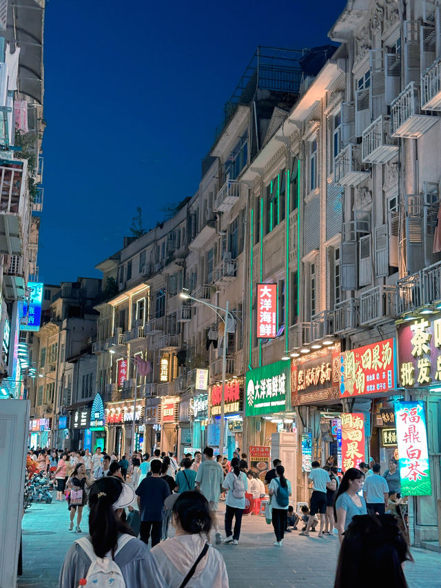 Lively Zhongshan Pedestrian Street