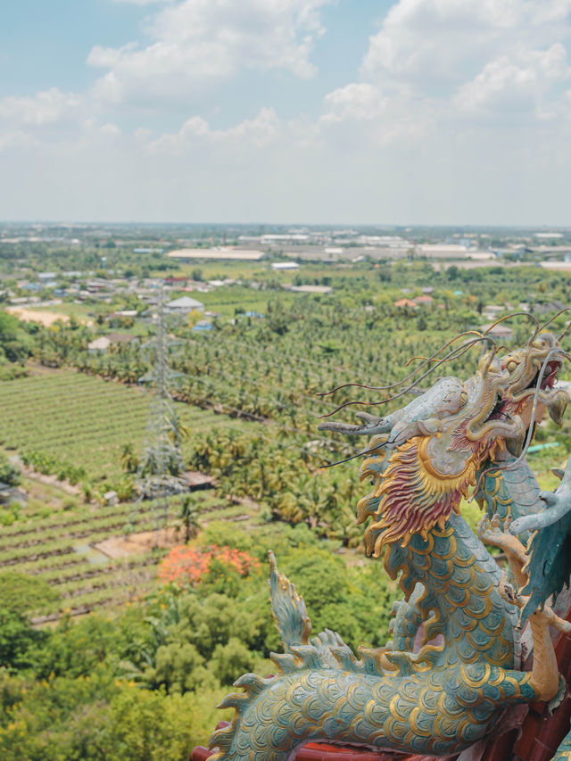 【タイ🇹🇭】インパクトありすぎ！龍が巻き付いている建物！