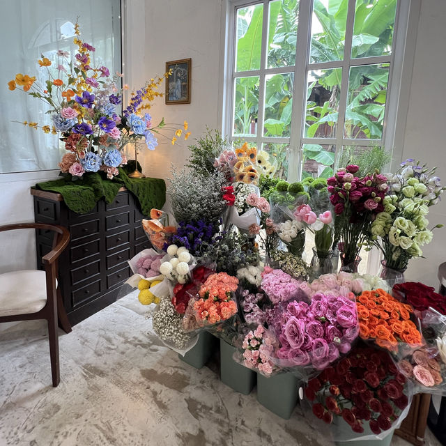 THREE DOLLARS Flowers & Cafe คาเฟ่สายหวาน