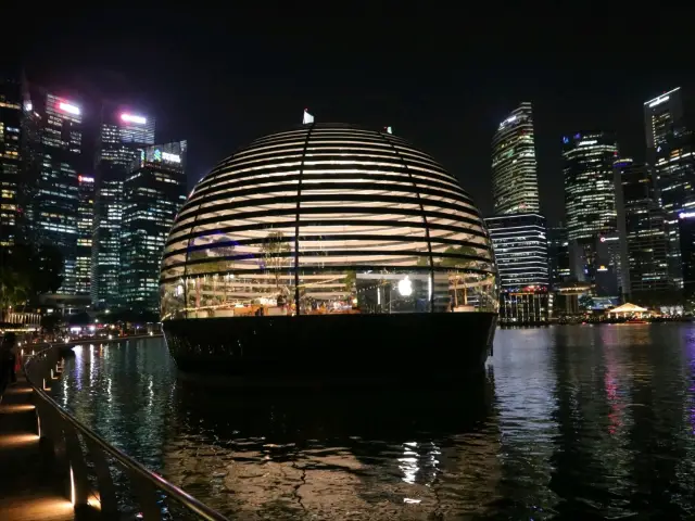 การเดินเล่นริมทางเดินริมน้ำตอนกลางคืนพร้อมไฟหลากสี