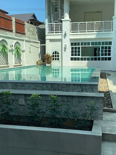 📍De Hug Hotel and Residence