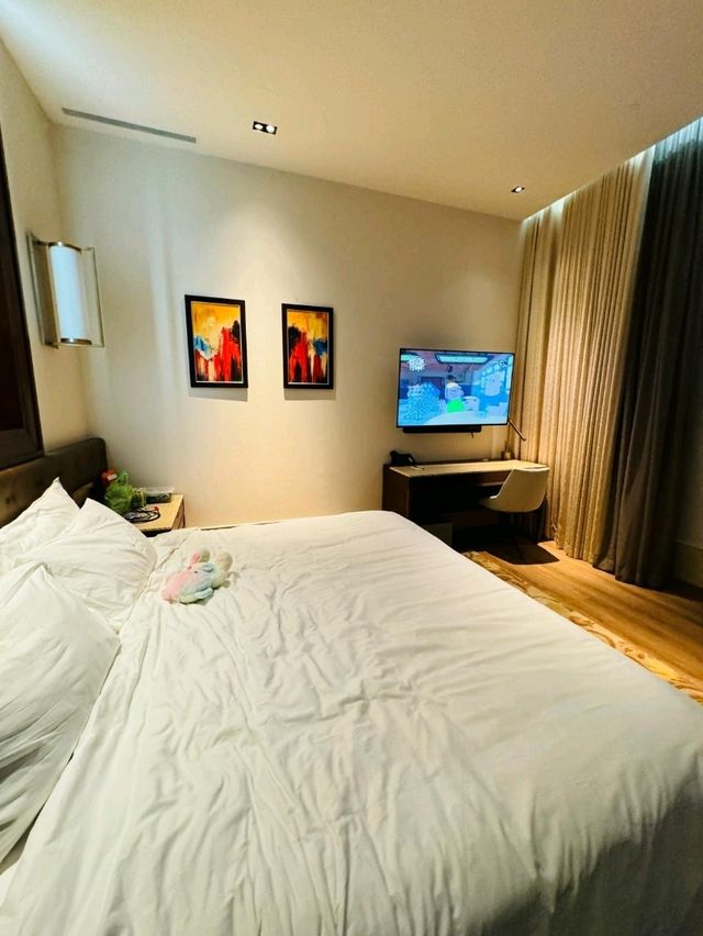 Travel hacks by using the hotel corridor painting
