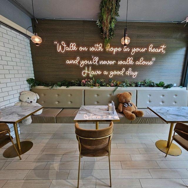 Aomkod Cafe in Amphawa