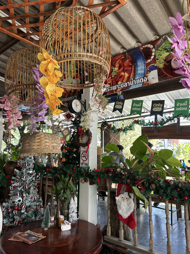 🎉ร้านดังย่านท่ารั้ว“ชื่นชอบขาหมู” จัดต้นคริสต์มาส