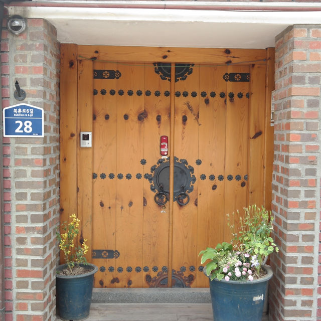 Walking Through History: The Beauty of Bukchon Hanok Village!