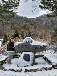 이국적 돌탑과 빙벽이 아름다운 겨울여행지