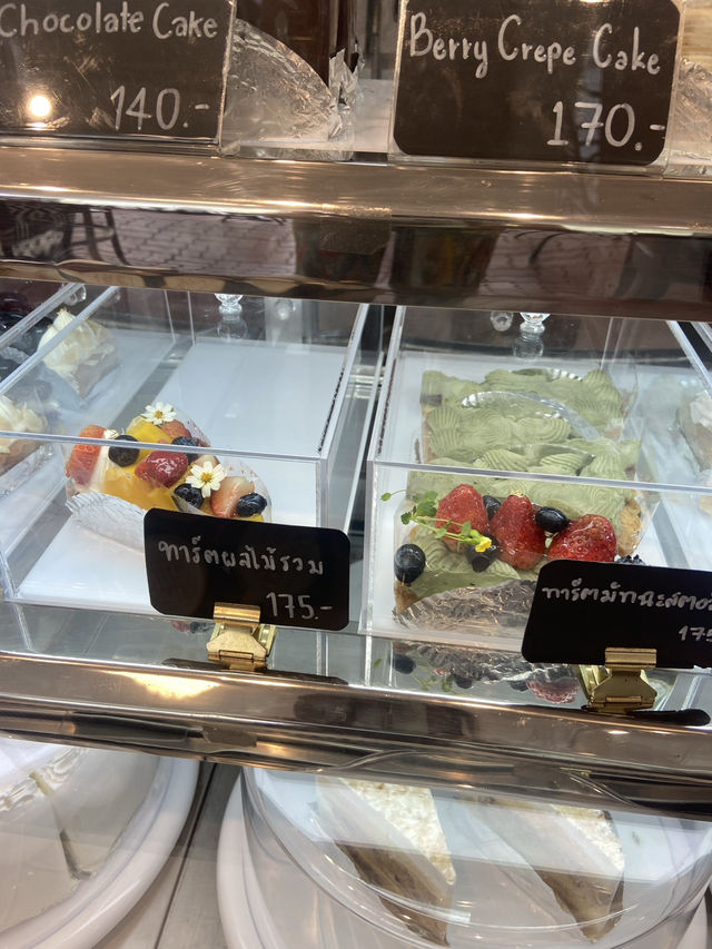 คาเฟ่ลับๆในหมู่บ้าน กลางเมืองลพบุรี! 🍰