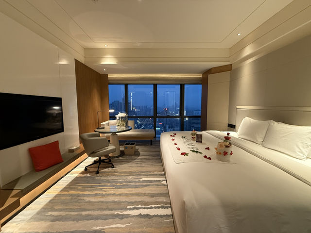 奢華高空夜景 深圳深鐵皇冠假日酒店💡