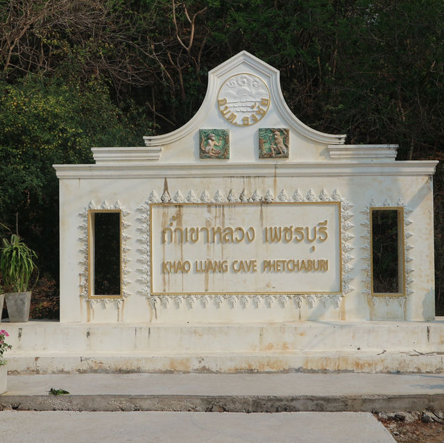 แสงอาทิตย์ต้องพระพุทธรูปสวยสุดใจ