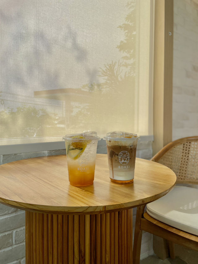 แวะพักเติมคาเฟอีนก่อนเข้ากรุง ที่ Roasi Coffee