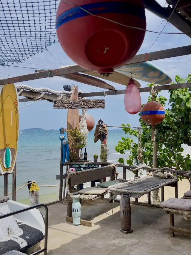Ma-Rum Bar on Koh Samet: Hawaiian Style by the Sea