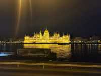 [🇭🇺ブダペスト] 国会議事堂の夜景 — ドナウ川に輝く黄金のシンボル