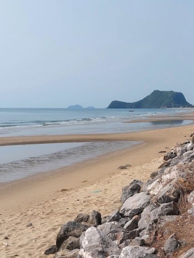 🌴 เที่ยวทะเลปราณบุรี กับชายหาดที่เงียบสงบ