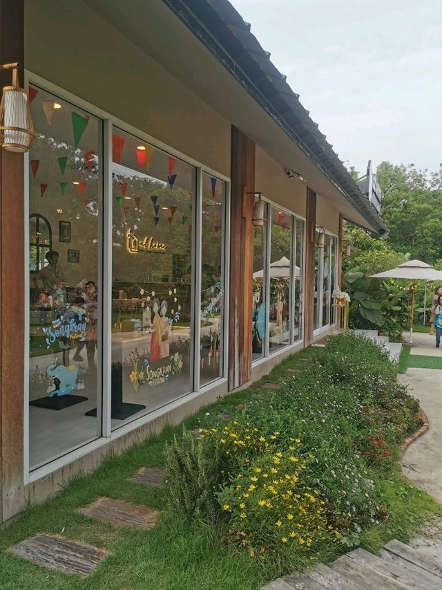 At Home ร้านคาเฟ่น่ารัก บรรยากาศอบอุ่น