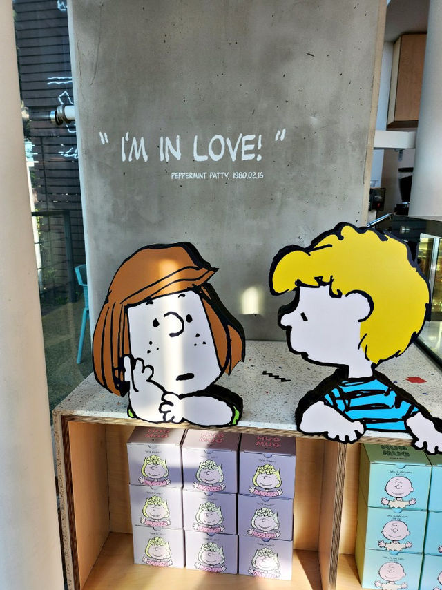釜山｜必打卡咖啡廳！3層樓Snoopy Place超夢幻登場✨ 巨型衝浪史努比＋療癒系甜點太可愛啦！