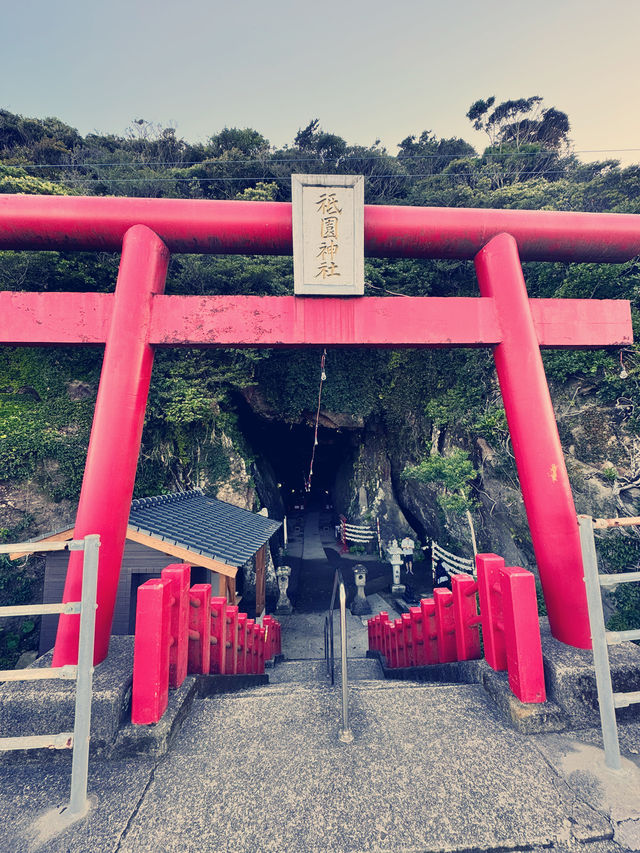 建造在岩石裡的祇園神社