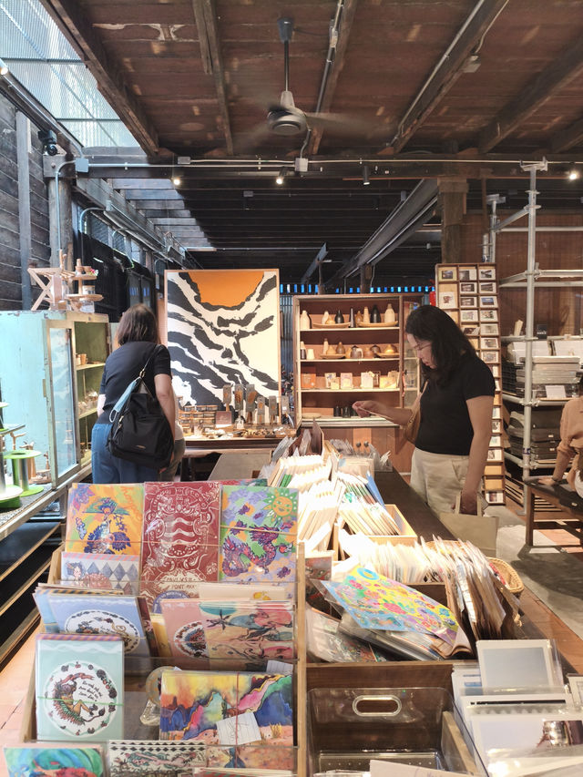 曼谷｜ 偶遇 Vanich House 大學生手作市集，現場氣氛好到不想離開💕