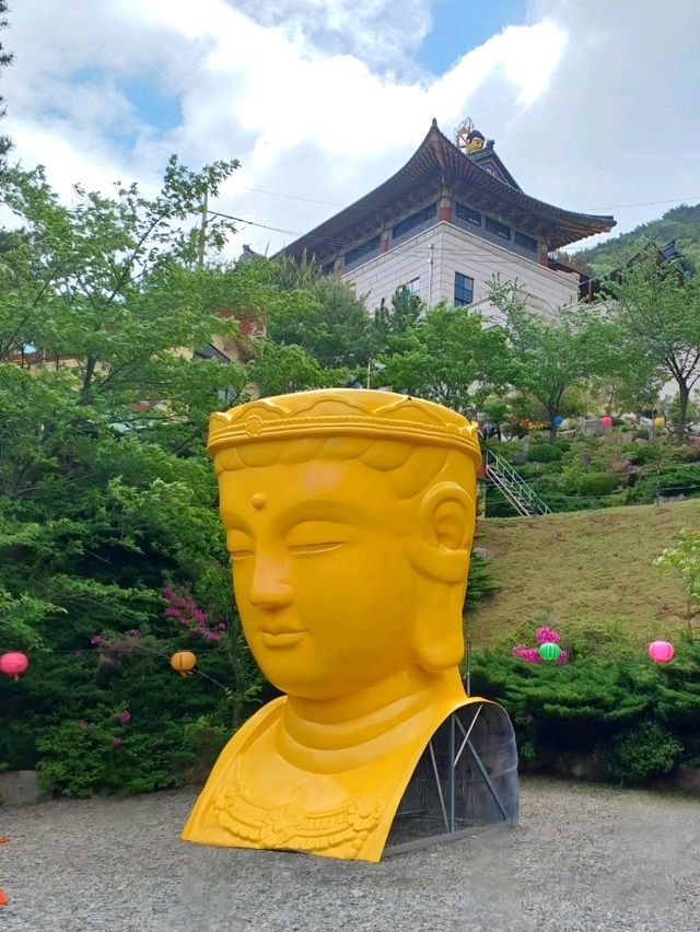 산속에 숨어 있는 알록달록 단청 사찰