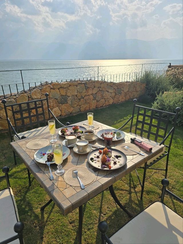 **A Slice of Paradise in Dali: Hushan Yunyin Qungshan Cliff Hotel** 