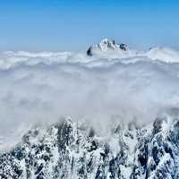 戰戰兢兢的走向南針峰峰頂觀景台眺望白朗峰