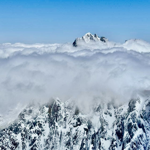 戰戰兢兢的走向南針峰峰頂觀景台眺望白朗峰