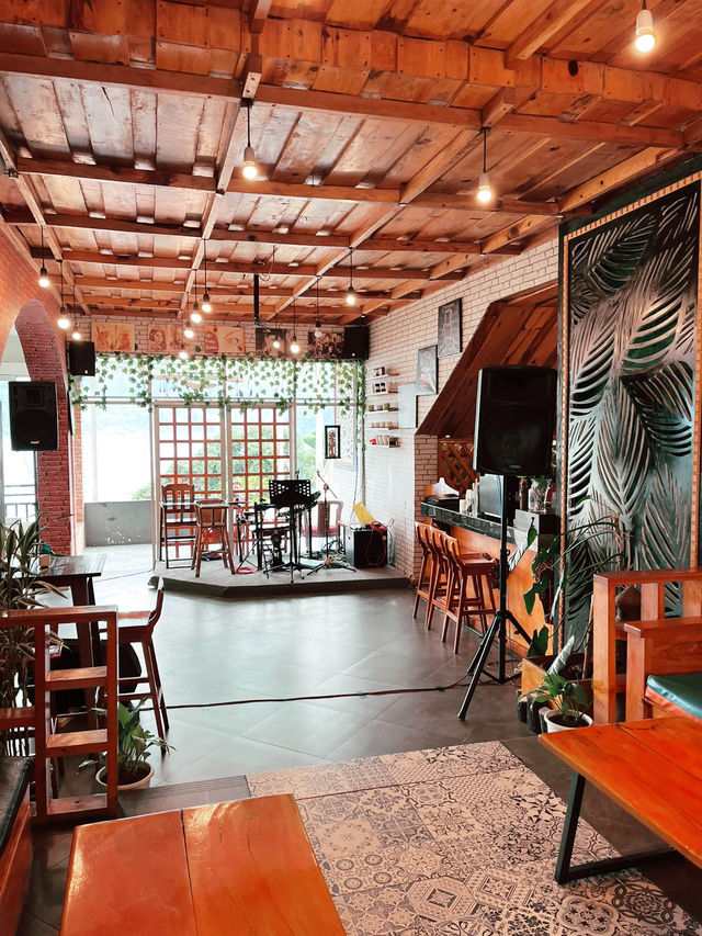 Kedai Teras Parapat: A Cozy Lakeside Cafe with Artistic Charm and Signature Coffee 