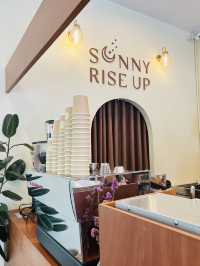 คาเฟ่สไตล์มินิมอล SUNNY RISE UP CAFE