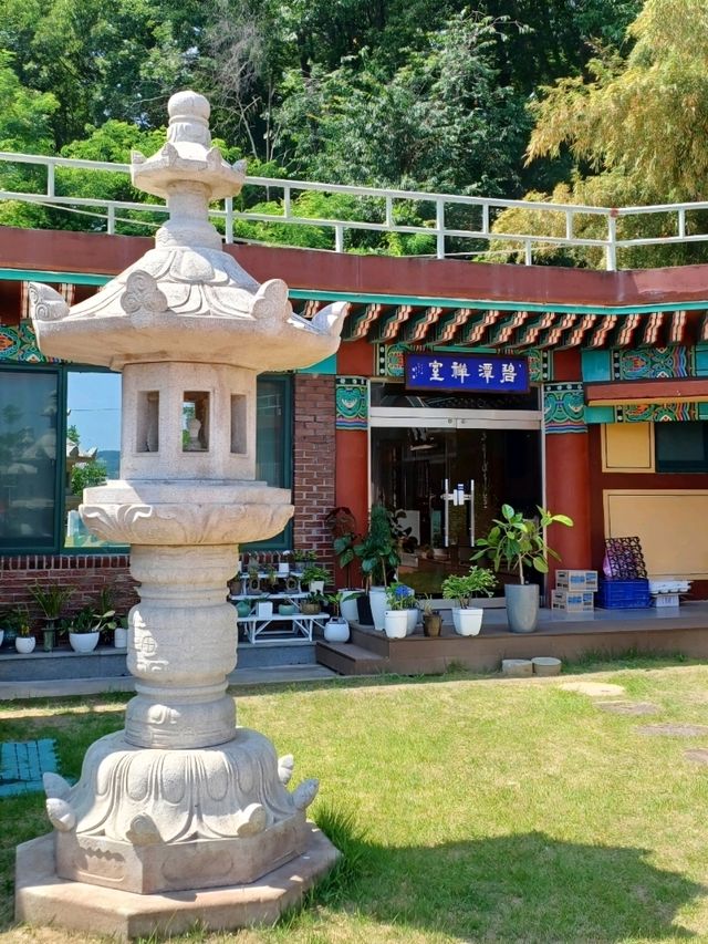 절벽 위 풍경과 함께하는 그림 같은 나들이