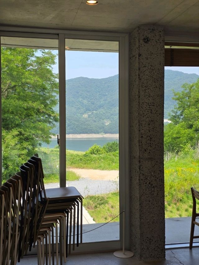 건축상을 품은 미니멀 오아시스