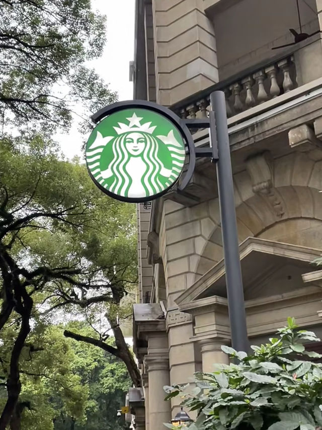 Guangzhou’s Dreamiest Starbucks: Dipped in Tiffany Blue