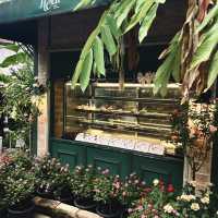  🌸 Fleur Cafe & Eatery – คาเฟ่กลางสวนสไตล์ยุโรป
