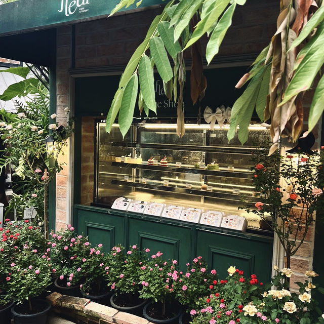  🌸 Fleur Cafe & Eatery – คาเฟ่กลางสวนสไตล์ยุโรป