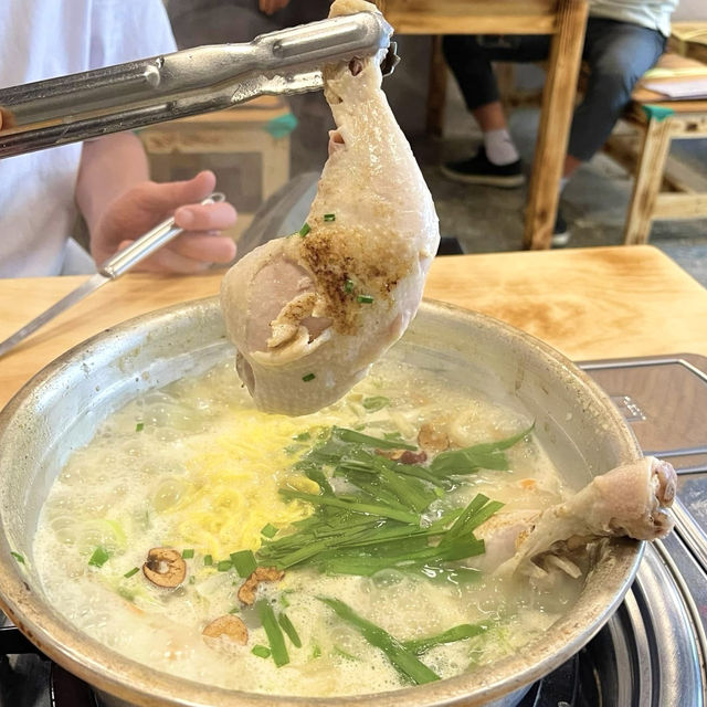 東大門東廟寶藏超實惠麪條店 💕 清燉雞湯麪동묘백숙닭국수