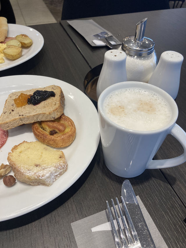 歐洲的飯店餐廳真是只能用大又美來形容