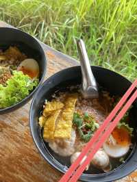 รักษ์คันนา กาญจนบุรี ก๋วยเตี๋ยวห้อยขาทุ่งนาข้างวัด