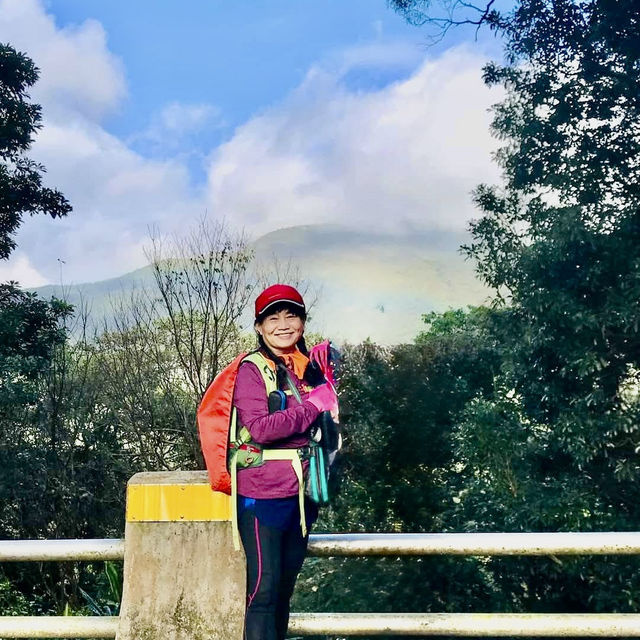陽明山上的美食及美食後的消食健行～紗帽山步道