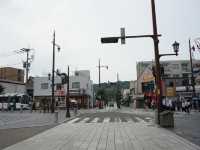 บรรยากาศถนนคนเดิน sando มีทั้งของฝาก และขนมรออยู่
