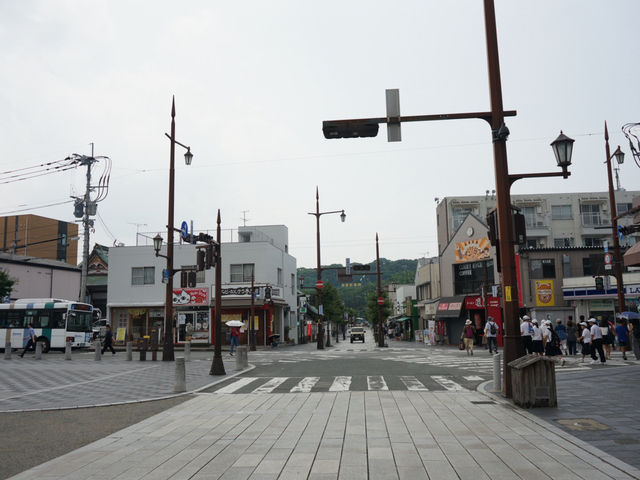 บรรยากาศถนนคนเดิน sando มีทั้งของฝาก และขนมรออยู่