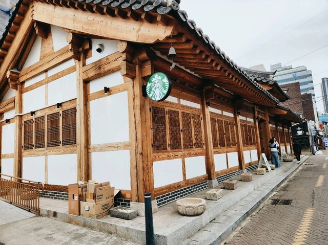 🏯【傳統與咖啡的邂逅】大邱韓屋星巴克：一杯咖啡的文化漫步