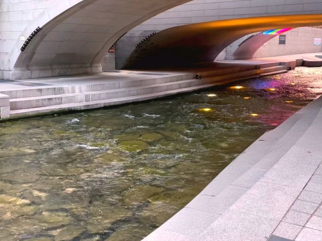 Cheonggyecheon Stream – A Peaceful Walk in the Heart of Seoul