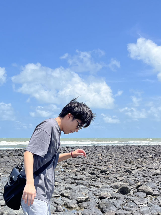 🖤🌊 Pantai Batu Hitam – Kuantan’s Underrated Black Rock Beach