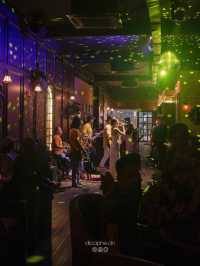 evokes the spirit of the Roaring Twenties